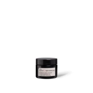 Skin regimen/ Lx Night Renewal Cream, Ihr nächtlicher Verbündeter für strahlende, revitalisierte Haut. Mit Gluconolacton, Hefe-Alpha-Glucan und Longevity Complex™ bringt die Creme die Haut zum Strahlen und fördert ihre Erneuerung. Die biomimetische Textur, angereichert mit Sheabutter und Abessinieröl, ist ideal zum Einmassieren, für eine Haut, die bereit ist für einen neuen Tag. Der natürliche Duft fördert das Wohlbefinden. 96% Inhaltsstoffe natürlichen Ursprungs. Saubere Formel.