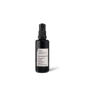 Schützen Sie Ihre Haut jeden Tag mit /skin regimen/Lx Urban Shield SPF 30: Anti-Pollution-Sonnenfluid. Es ist der perfekte Verbündete, um Ihre Haut vor UVA/UVB-Strahlen zu schützen und die Haut vor Umweltverschmutzungen, wie z. B. angesammeltem Stadtstaub, zu bewahren, um ein jugendlicheres Aussehen zu erhalten. Mit Carnosin und Extrakten aus Wildem Indigo, Maqui-Beere und Spinat sorgt sie für ein gesünderes Hautbild. Die leichte, nicht fettende Textur ermöglicht das Auftragen nach der Creme, direkt vor dem Make-up. 63,7% Inhaltsstoffe natürlichen Ursprungs.